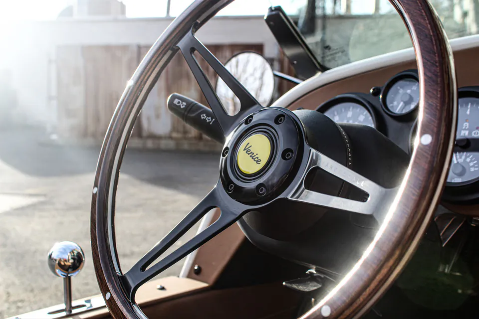 Venice four-spoke steering wheel with a wooden rim